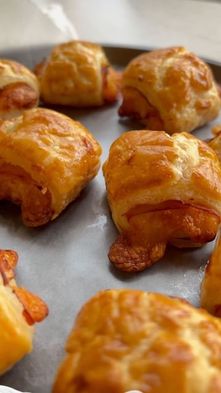 Mini bites de hojaldre con jamón y queso 😋 una receta rápida y fácil de hacer! 

Ingredientes 🧺 
- Masa de hojaldre laminada La Canasta 
- Jamón
- Queso
- Huevo batido 

🔥 llévalos al horno a 180 °C  durante 45 minutos aproximadamente 

📍 Encuentra todos nuestros productos en: @Supermaxi @Megamaxi coral y @aki_ecuador 

👉 O a través @tipti.market a domicilio en el resto del país.⠀

.
.

#LaCanasta #jamon #queso  #compartir  #familia #Antojo #cena.  #Comida #Almuerzo #festejo #Hojaldre #Masa #Sueñosdehojaldre #Sabordehogar #Pastry #Tradicion #Cocina #CompraLocal