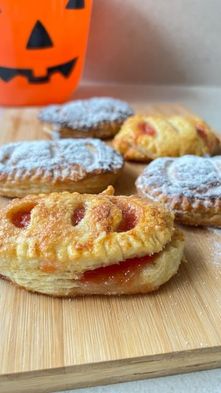 Buuu 👻 empezamos a palpitar halloween con estas galletas de hojaldre y mermelada 🎃 

Ingredientes 🧺
- Masa de hojaldre laminada La Canasta
- Mermelada de guayaba
- Mermelada de piña
- Azucar
- Canela
- Huevo batido

Fáciles y rápidas de hacer 🙌🏼 con los más pequeños 🧒🏽👧🏼🧒🏿👧🏻

📍 Encuentra todos nuestros productos en: @Supermaxi @Megamaxi coral y
@aki_ecuador 

👉 O a través @tipti.market a domicilio en el resto del país.⠀

#LaCanasta #mermelada #compartir #halloween #dulce #niños #familia #Antojo #Comida #Almuerzo #festejo #Hojaldre #Masa #Sueñosdehojaldre #Sabordehogar #Pastry #Tradicion #Cocina #CompraLocal #galletas