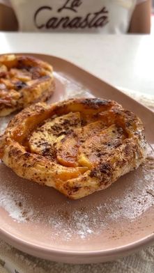 ✨ Mini tartas de hojaldre, dulce de leche & manzana ✨ Fácil y rápido de preparar 🙌🏼😃

Ingredientes 🧺
- Masa de hojaldre en disco La Canasta
- Manzana
- Dulce de leche
- Crema batida
- Canela
- Azucar impalpable

🔥 hornéalas durante 40 minutos aproximadamente a 150ºC

📍 Encuentra todos nuestros productos en: @Supermaxi @Megamaxi coral y
@aki_ecuador 

👉 O a través @tipti.market a domicilio en el resto del país.⠀

#LaCanasta #disco #compartir #dulcedeleche #manzana #crema  #familia #Antojo #Comida #Almuerzo #festejo #Hojaldre #fiesta #Masa #Sueñosdehojaldre #Sabordehogar #Pastry #Tradicion #Cocina #CompraLocal