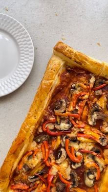 Comidas que nos hacen sentir bien, nos alimentan y nos cuidan 🙌🏼 💜 no te pierdas esta pizza de hojaldre con vegetales 🤤

Ingredientes 🧺 
- Masa de hojaldre laminada La Canasta
- Pimiento rojo y amarillo
- Champiñones
- Queso
- Huevo batido
- Orégano 

🔥 hornéala a 150°C durante 45 minutos aproximadamente 

📍 Encuentra todos nuestros productos en: @Supermaxi @Megamaxi coral y
@aki_ecuador 

👉 O a través @tipti.market a domicilio en el resto del país.⠀

#LaCanasta #pizza #compartir #vegetales #Salado #niños #familia #Antojo #Comida #Almuerzo #festejo #Hojaldre #Masa #Sueñosdehojaldre #Sabordehogar #Pastry #Tradicion #Cocina #CompraLocal