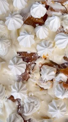 Este postre de suspiros, dulce de leche, crema batida y frutillas te va a volver loc@ 😃💜😋 

¿Cuántos pedazos de comerías? 

Ingredientes 🧺
- Suspiros La Canasta
- Dulce de leche
- Crema batida
- Frutillas 

❄️ te recomendamos ponerlo en el refrigerador durante 60 minutos. 

📍 Encuentra todos nuestros productos en: @supermaxiecuador @megamaxiec @coralhipermercadosoficial y @aki_ecuador 

👉 O a través @tipti.market en el resto del país.⠀

.
.

#LaCanasta #dulcedeleche #frutilla #suspiros  #compartir  #familia #Antojo #cena.  #Comida #Almuerzo #festejo #Hojaldre #Masa #Sueñosdehojaldre #Sabordehogar #Pastry #Tradicion #Cocina #CompraLocal