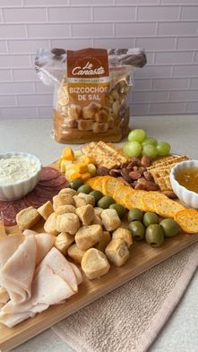 ¿Estás organizando una fiesta/reunión en tu casa? 😃🏡 Esta picada es una buena opción para compartir 🙌🏼💜

Ingredientes 🧺 
- Bizcochos La Canasta
- Quesos (q tu elección)
- Salami
- Jamón 
- Galletas de sal
- Galletas de tomate & oregano 
- Queso crema con finas hierbas
- Aceitunas
- Almendras
- Uvas
- Mermeladas

¿Con quién la compartirías? 

📍 Encuentra los bizcochos y todos todos nuestros productos en: @Supermaxi @Megamaxi coral y
@aki_ecuador 

👉 O a través @tipti.market a domicilio en el resto del país.⠀

#LaCanasta #bizcochos #compartir #jamon#Salami #Queso #galletas #aceitunas #mermelada #uvas #tabla #picada  #familia #Antojo #Comida #Almuerzo #festejo #Hojaldre #fiesta #Masa #Sueñosdehojaldre #Sabordehogar #Pastry #Tradicion #Cocina #CompraLocal